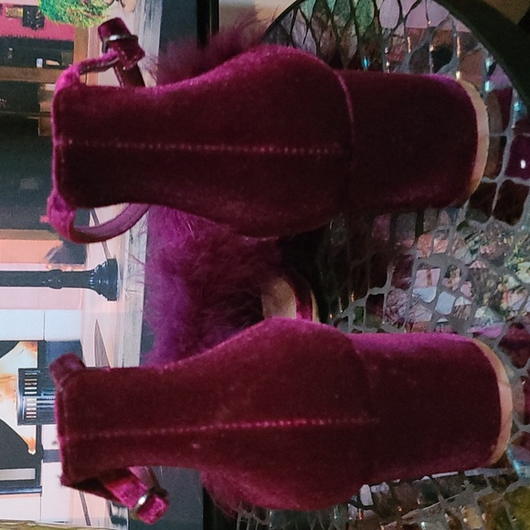 Steve Madden Textured Real Feather Upper - Picture 5 of 7